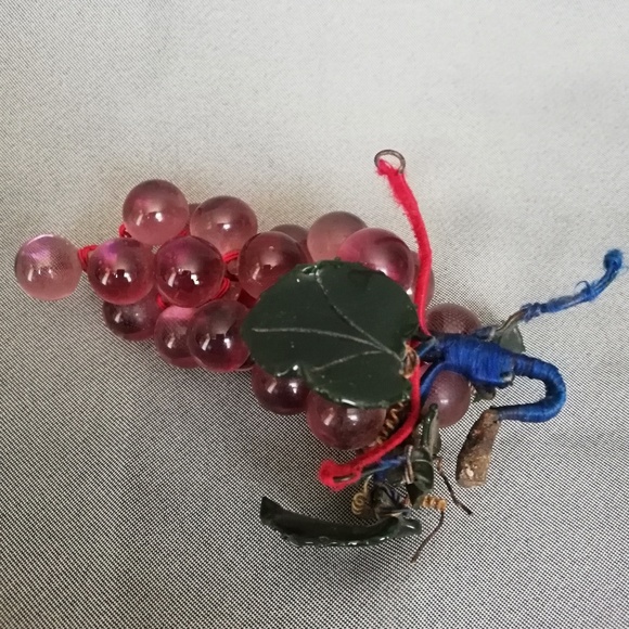 Vintage Glass Green Mid Century Grapes Cluster Art wired 5 inches length. - Picture 2 of 4